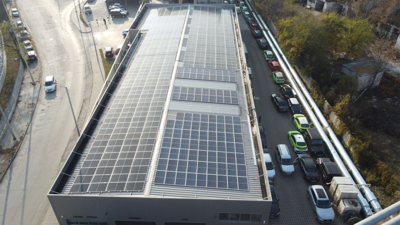 Монтаж на фотоволтаична система на покрив, фирма Аутохаус