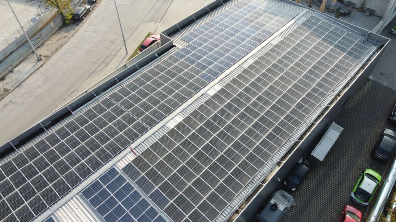 Соларни панели на покрива на сградите на Аутохаус БГ