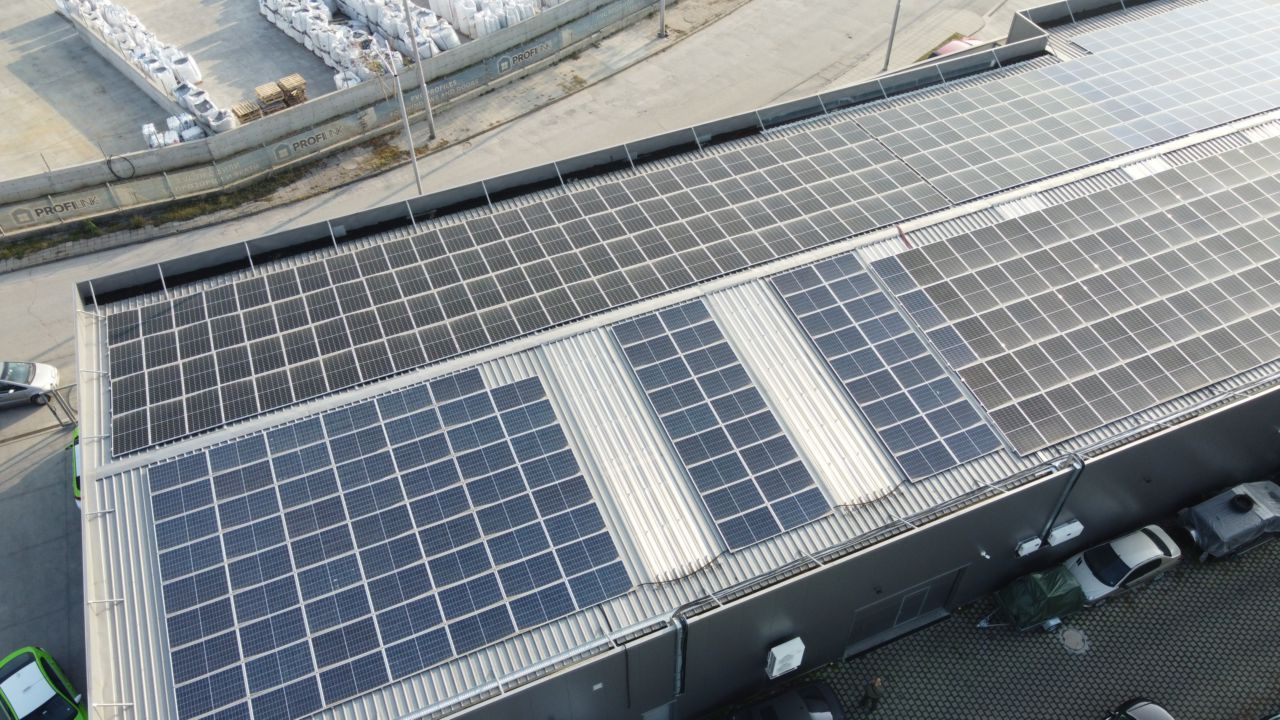 Соларни системи за бизнеса - покривна инсталация Аутохаус