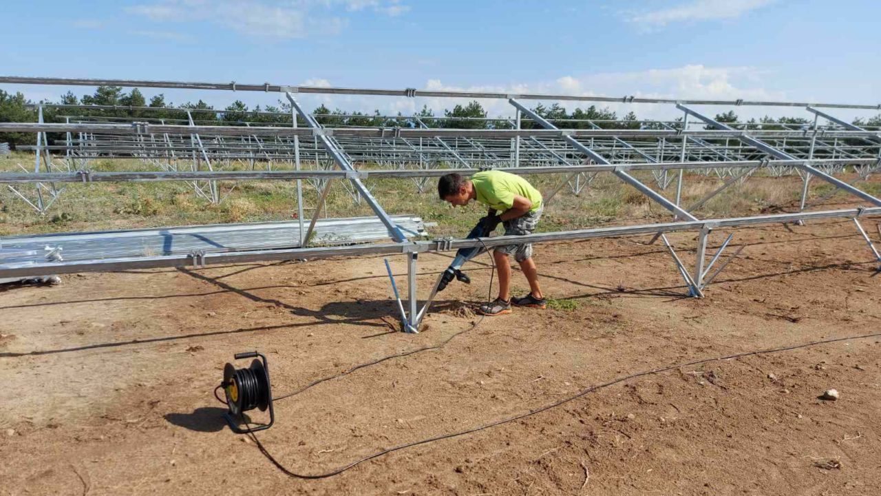 Изграждане на конструкция на соларна система на земя - Еко мес