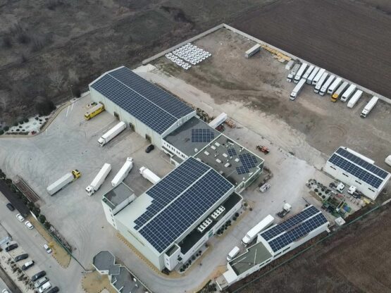 Aufbau einer Photovoltaikanlage auf einem Dach für Global Trans GmbH., 545 kW
