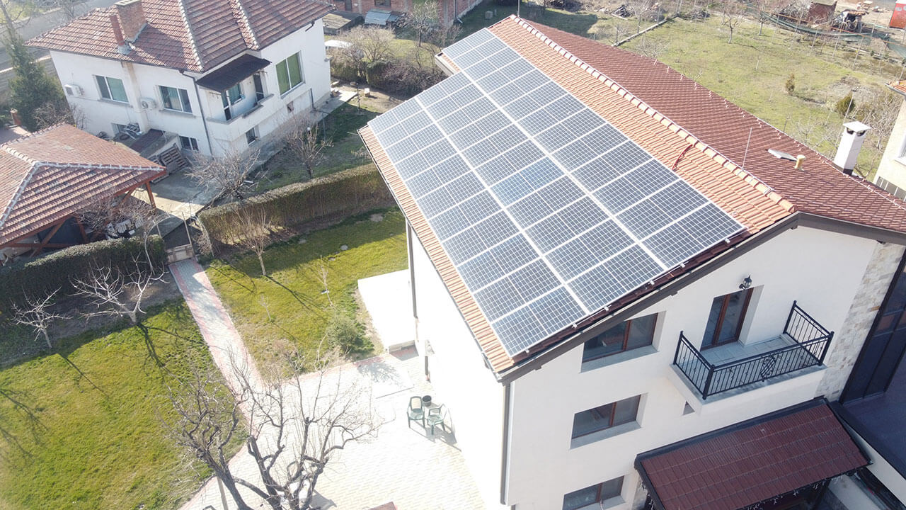 Соларна система на покрив на къща за продажба на ток