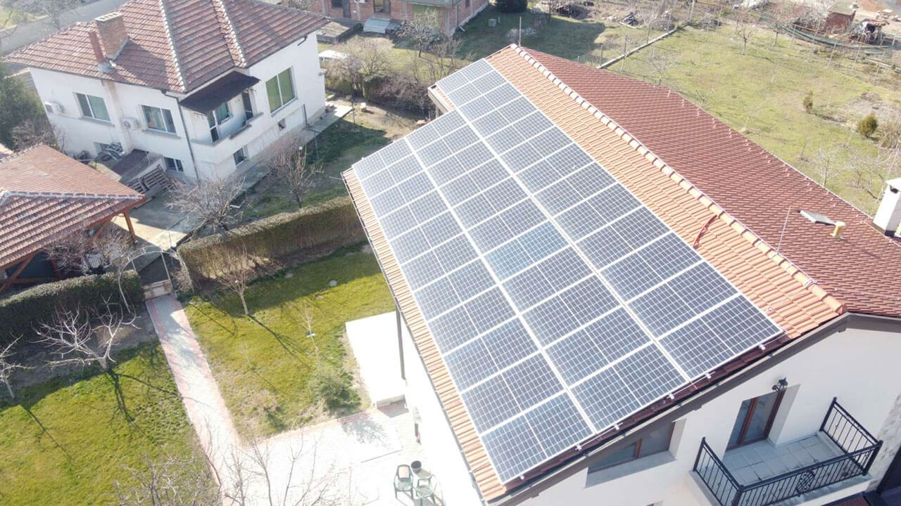 Покривна соларна система на къща