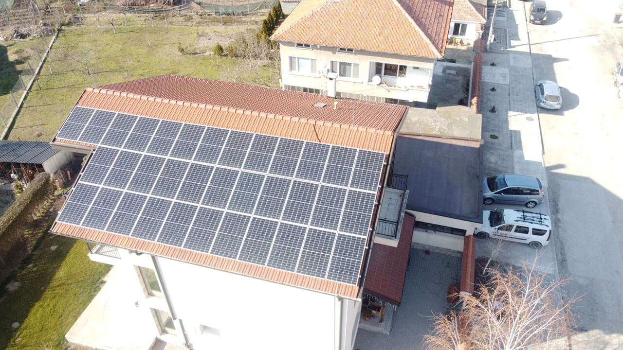 Фотоволтаична инсталация на покрив на къща във Войводиново