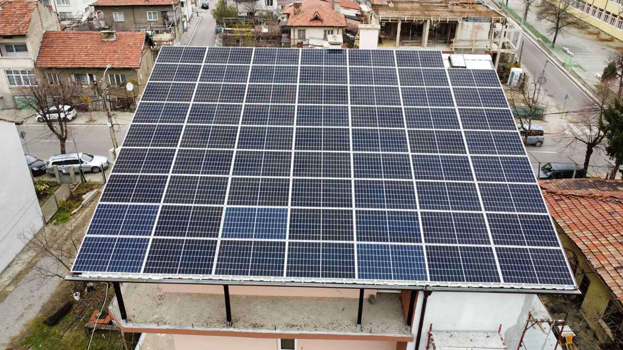 Фотоволтаична система на покрив на къща, град Дупница