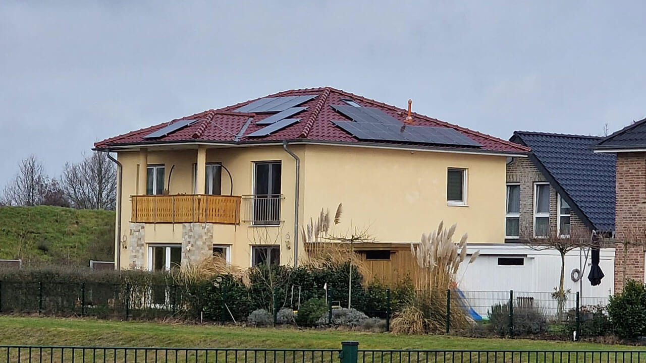 Фотоволтаична система върху покрив на къща в Германия, 9.7kW