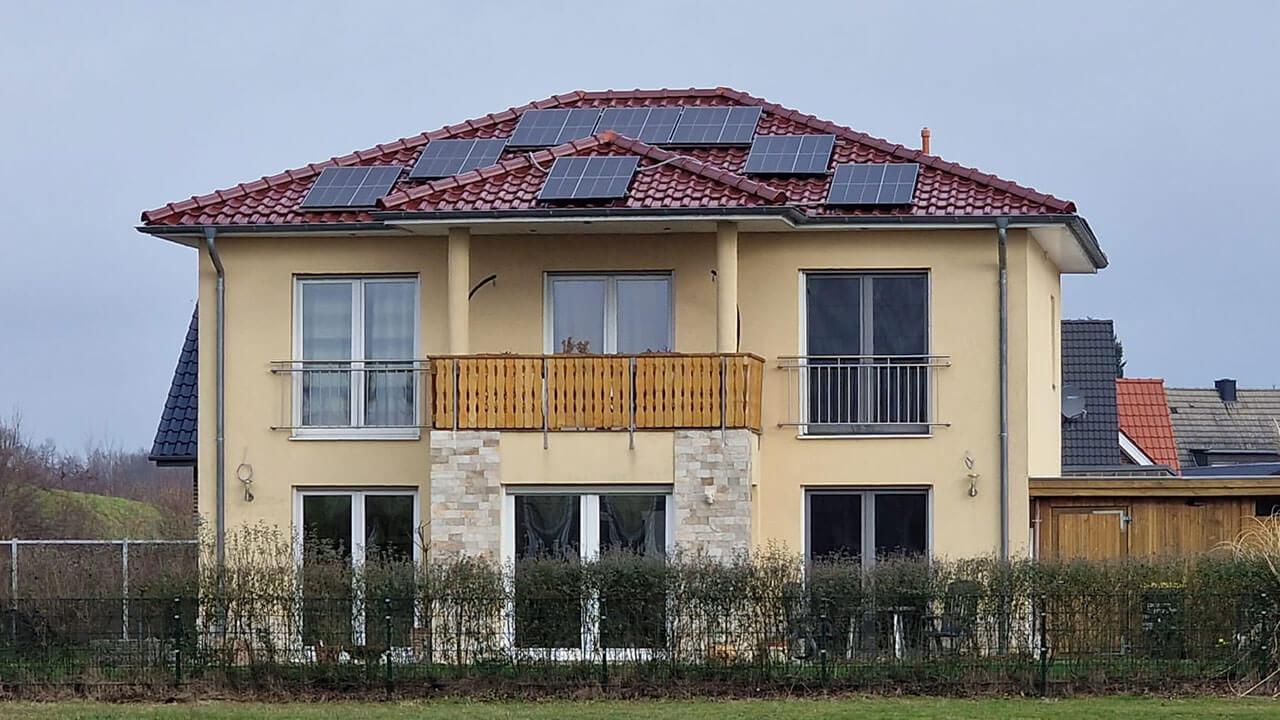 Покривна соларна система на къща в Германия