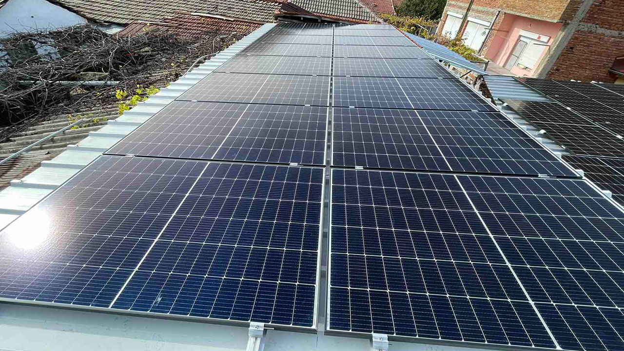 Соларна система върху покривите на собствени сгради за продажба - къща в Първомай