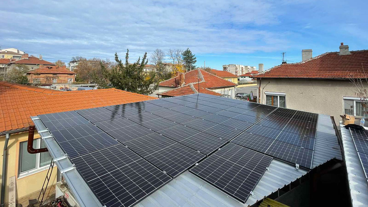 Изграждане на фотоволтаична инсталация върху покрив в град Първомай, 23kW