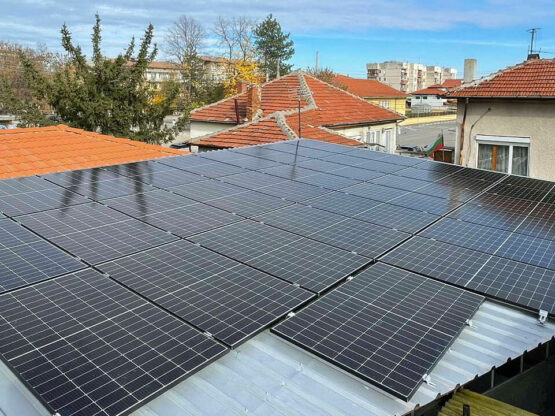 Aufbau einer Photovoltaikanlage auf dem Dach in der Stadt Parvomay, 23kW